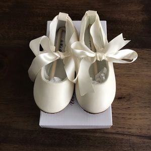 Kid’s Dream ivory ballet slippers sz toddler 8